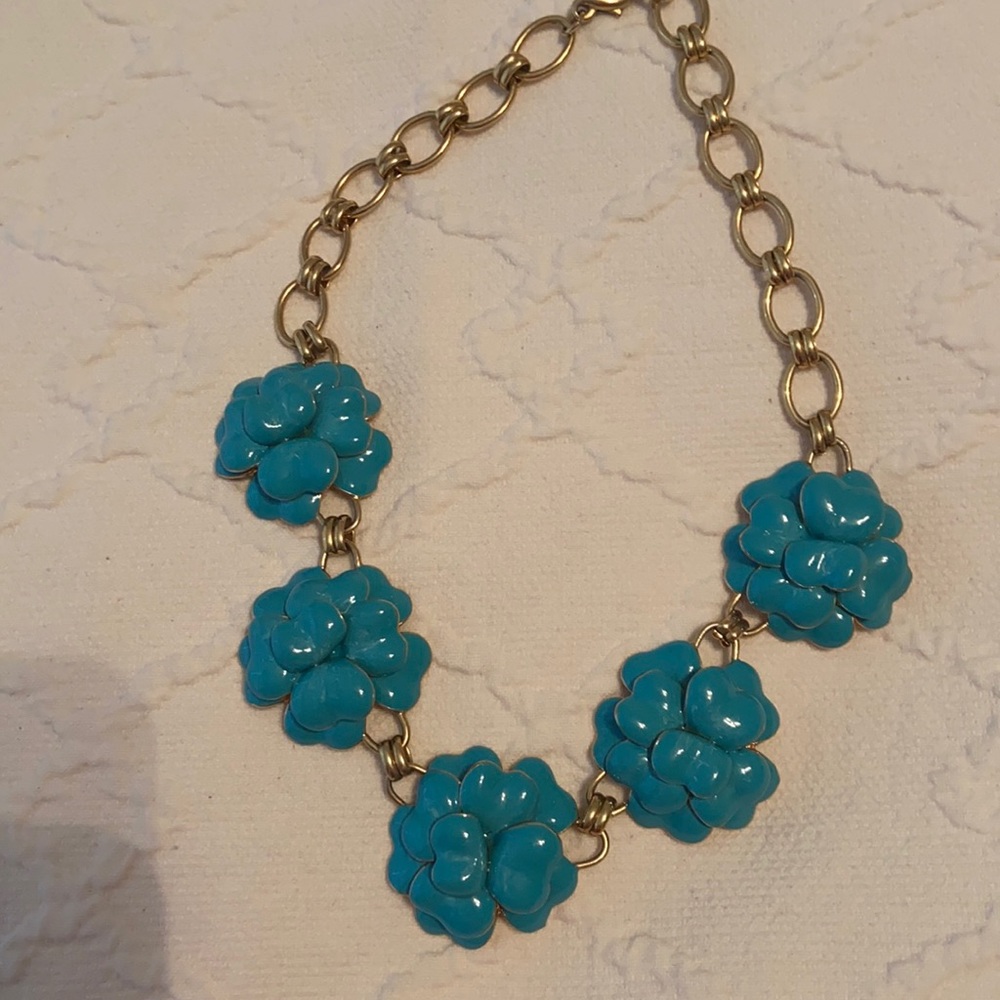 Beautiful turquoise color necklace.